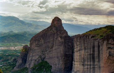 Meteora is a collection of monasteries in the centre of mainland Greece. In a region of almost inaccessible sandstone peaks, monks settled on these “heavenly columns” from the 11th century onwards. Twenty-four of these monasteries were built, despite incredible difficulties, at the time of the great revival of the hermitic ideal in the 15th century.