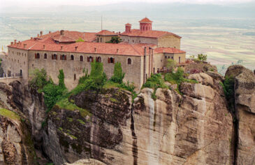 Meteora is a collection of monasteries in the centre of mainland Greece. In a region of almost inaccessible sandstone peaks, monks settled on these “heavenly columns” from the 11th century onwards. Twenty-four of these monasteries were built, despite incredible difficulties, at the time of the great revival of the hermitic ideal in the 15th century.