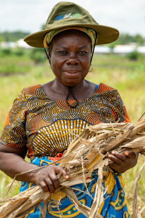 Aku Tokpu, a farmer in the village of Atti-apédokoè, holds a maize stalk which she will use as an ingredient of biochar. Improving Agricultural Resilience to Salinity through Development and Promotion of Pro-poor Technologies (RESADE). Visit to Togo, 23-25 August 2023. Photos: MIchael Major for ICBA