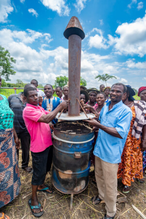 Demonstration of prodution of biochar in Atti-apédokoè, Togo. Improving Agricultural Resilience to Salinity through Development and Promotion of Pro-poor Technologies (RESADE). Visit to Togo, 23-25 August 2023. Photos: Michael Major for ICBA
