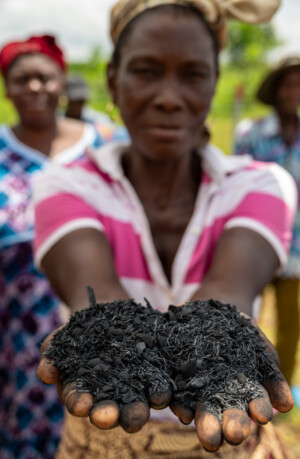 Afi VINYO, Farmer in the village of Atti-apédokoè.
Demonstration of prodution of biochar in Atti-apédokoè, Togo. Improving Agricultural Resilience to Salinity through Development and Promotion of Pro-poor Technologies (RESADE). Visit to Togo, 23-25 August 2023. Photos: MIchael Major for ICBA