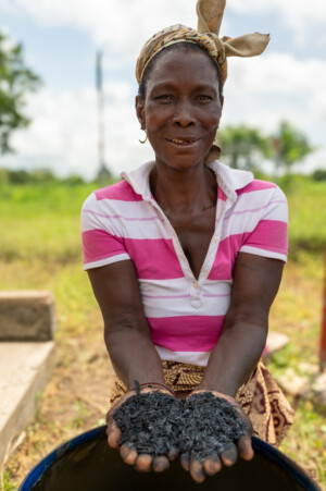 Afi VINYO, Farmer in the village of Atti-apédokoè.
Demonstration of prodution of biochar in Atti-apédokoè, Togo. Improving Agricultural Resilience to Salinity through Development and Promotion of Pro-poor Technologies (RESADE). Visit to Togo, 23-25 August 2023. Photos: MIchael Major for ICBA