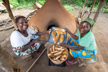 Akou AKANA (green shirt) and Adjo AKANA (white shirt) making bread from cassava flour in the village of Atti-apédokoè. Improving Agricultural Resilience to Salinity through Development and Promotion of Pro-poor Technologies (RESADE). Visit to Togo, 23-25 August 2023. Photos: MIchael Major for ICBA