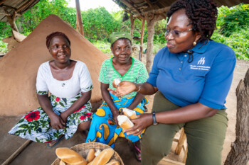 Akou AKANA (green shirt) and Adjo AKANA (white shirt) making bread from cassava flour in the village of Atti-apédokoè. Improving Agricultural Resilience to Salinity through Development and Promotion of Pro-poor Technologies (RESADE). Visit to Togo, 23-25 August 2023. Photos: MIchael Major for ICBA