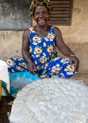 Akpene KPOGLI making ablo using sorghum in the village of Atti-apédokoè. Improving Agricultural Resilience to Salinity through Development and Promotion of Pro-poor Technologies (RESADE). Visit to Togo, 23-25 August 2023. Photos: MIchael Major for ICBA