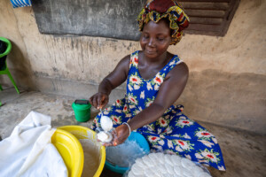 Akpene KPOGLI making ablo using sorghum in the village of Atti-apédokoè. Improving Agricultural Resilience to Salinity through Development and Promotion of Pro-poor Technologies (RESADE). Visit to Togo, 23-25 August 2023. Photos: MIchael Major for ICBA