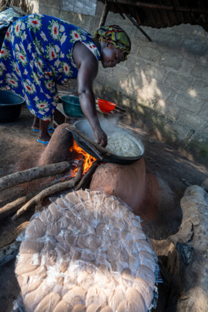 Akpene KPOGLI making ablo using sorghum in the village of Atti-apédokoè. Improving Agricultural Resilience to Salinity through Development and Promotion of Pro-poor Technologies (RESADE). Visit to Togo, 23-25 August 2023. Photos: MIchael Major for ICBA