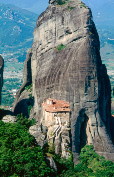 Meteora is a collection of monasteries in the centre of mainland Greece. In a region of almost inaccessible sandstone peaks, monks settled on these “heavenly columns” from the 11th century onwards. Twenty-four of these monasteries were built, despite incredible difficulties, at the time of the great revival of the hermitic ideal in the 15th century.