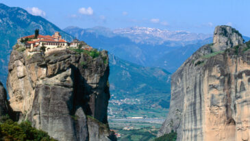 Meteora is a collection of monasteries in the centre of mainland Greece. In a region of almost inaccessible sandstone peaks, monks settled on these “heavenly columns” from the 11th century onwards. Twenty-four of these monasteries were built, despite incredible difficulties, at the time of the great revival of the hermitic ideal in the 15th century.