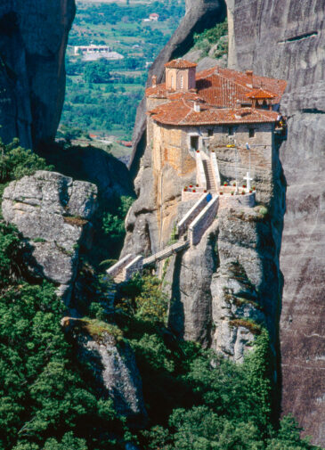 Meteora is a collection of monasteries in the centre of mainland Greece. In a region of almost inaccessible sandstone peaks, monks settled on these “heavenly columns” from the 11th century onwards. Twenty-four of these monasteries were built, despite incredible difficulties, at the time of the great revival of the hermitic ideal in the 15th century.