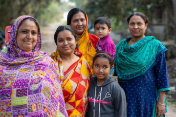 BOLD WP2 grasspea visit to Nadia district in southern West Bengal.
The district is largely alluvial plain, formed by the constant shifting of the various rivers of the Ganges Delta.
Grasspea is one of the most prominent crops in this region. The BOLD team visited a 28-acre farmers field cultivated with low ODAP grasspea varieties (Ratan and Prateek).
Grasspea. cultivation is dual purpose Along with seeds for human consumption, nutritive fodder is available for animals..
Farmers, by incorporating grasspea in this area overcome challenges and are extremely happy. They opt for relay cropping and broadcast the seed two weeks before harvest to serve as a second, soil-enriching crop.
Photo: Michael Major for Crop Trust