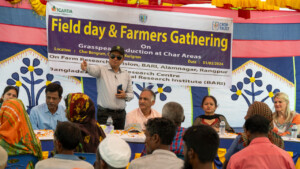 Field Day and Farmers' Gathering on Grasspea Production at Char Areas. Held on 1 March 2023 at Char Bongram, Chilmari, Kurigram, Bangladesh. Conducted by On Farm Research Division, BARI, Alamangar, Rangpur with support by ICARDA. Question session convened by the Crop Trust. Photos: Michael Major for Crop Trust