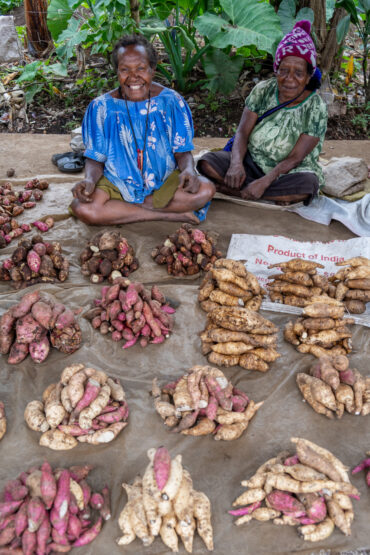 Roadside market with sweetpotato diversity near Goroka, Central Highlands, Papua New Guinea: Photo: Michael Major for Crop Trust