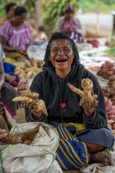 Roadside market with sweetpotato diversity near Goroka, Central Highlands, Papua New Guinea: Photo: Michael Major for Crop Trust