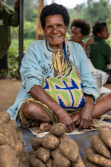 Roadside market with sweetpotato diversity near Goroka, Central Highlands, Papua New Guinea: Photo: Michael Major for Crop Trust