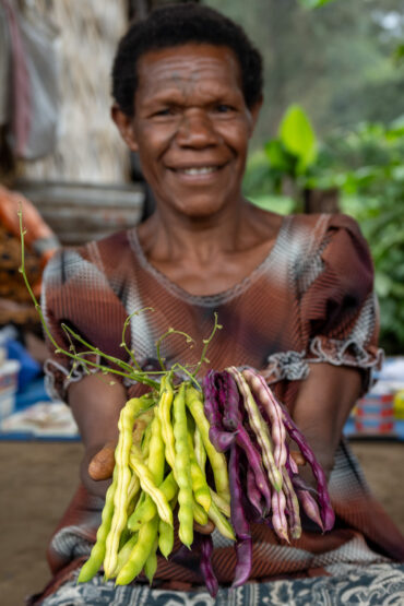 Roadside market with sweetpotato diversity near Goroka, Central Highlands, Papua New Guinea: Photo: Michael Major for Crop Trust