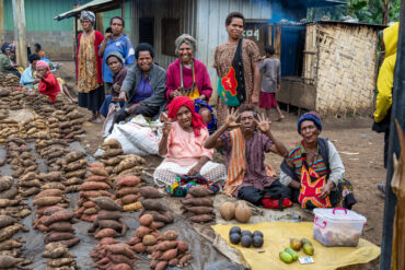 Roadside market with sweetpotato diversity near Goroka, Central Highlands, Papua New Guinea: Photo: Michael Major for Crop Trust
