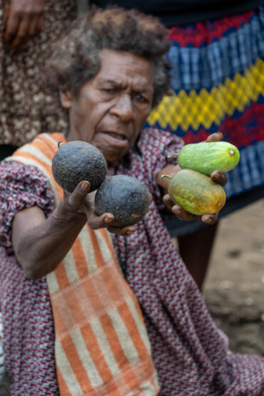 Roadside market with sweetpotato diversity near Goroka, Central Highlands, Papua New Guinea: Photo: Michael Major for Crop Trust