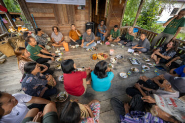 Meeting with farmers in Tumbang Samui.
BOLD WP4 project “Securing the crop diversity of Dayak communities in Manuhing Raya, Central Borneo Indonesia” funded by the Global Crop Diversity Trust in Indonesia.
Photo: Michael Major for Crop Trust