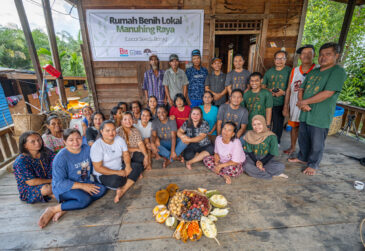 Meeting of farmers at BIT seed house in Tumbang Samui.
BOLD WP4 project “Securing the crop diversity of Dayak communities in Manuhing Raya, Central Borneo Indonesia” funded by the Global Crop Diversity Trust in Indonesia.
Photo: Michael Major for Crop Trust
