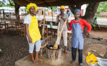 Visit by Scott Christiansen and Michael Major, consultants to Crop Trust, to document BOLDER value chain research on fonio and jute mallow in Benin. 11-17 October 2025.
Photo: Michael Major for Crop Trust