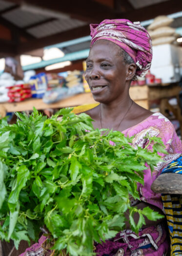 Jute mallow being sold in Central Market, Natitingou, Benin.
Visit by Scott Christiansen and Michael Major, consultants to Crop Trust, to document BOLDER value chain research on fonio and jute mallow in Benin. 11-17 October 2025.
Photo: Michael Major for Crop Trust