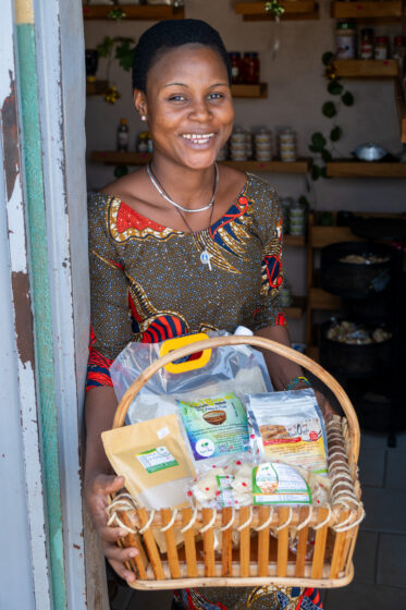 Visit by Scott Christiansen and Michael Major, consultants to Crop Trust, to document BOLDER value chain research on fonio and jute mallow in Benin. 11-17 October 2025.
Photo: Michael Major for Crop Trust