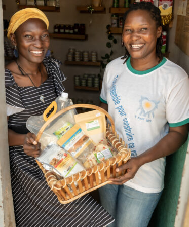Visit by Scott Christiansen and Michael Major, consultants to Crop Trust, to document BOLDER value chain research on fonio and jute mallow in Benin. 11-17 October 2025.
Photo: Michael Major for Crop Trust