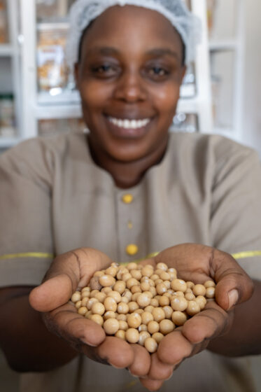 Esther Yoham Majija uses traditional African vegetables in products she makes at her bakery, the Fortlene Bakery, in Babati, Tanzania. A team from BOLDER and World Vegetable Center visited her to see products made with Bambara groundnut.
Photo: Michael Major for Crop Trust