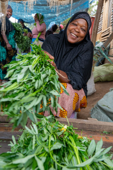 Sale of sweetpotato leaves and other leafy vegetables at morning market in Singida, Tanzania.
Photo: Michael Major for Crop Trust