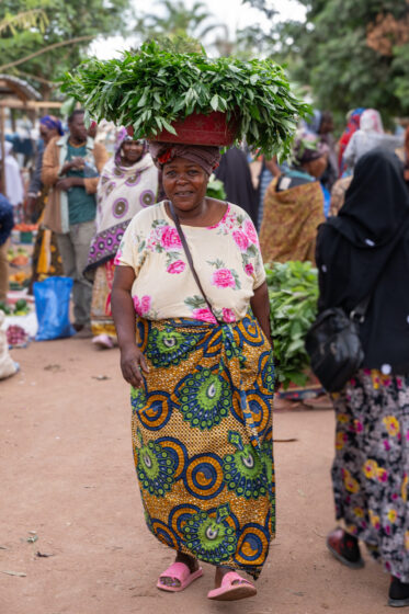 Sale of sweetpotato leaves and other leafy vegetables at morning market in Singida, Tanzania.
Photo: Michael Major for Crop Trust
