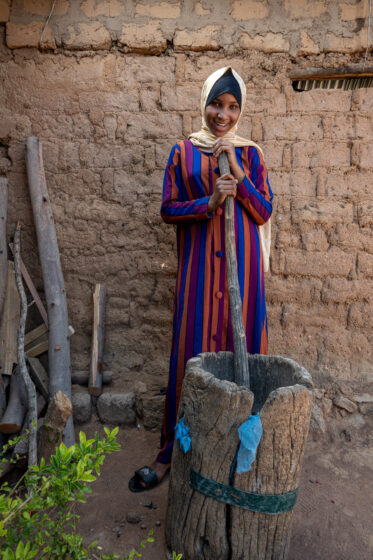 Traditional deshelling of Bambara groundnut in Unyamikumbi, Singida, Tanzania.
Photo: Michael Major for Crop Trust