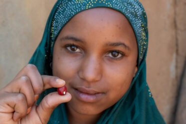 Traditional deshelling of Bambara groundnut in Unyamikumbi, Singida, Tanzania.
Photo: Michael Major for Crop Trust