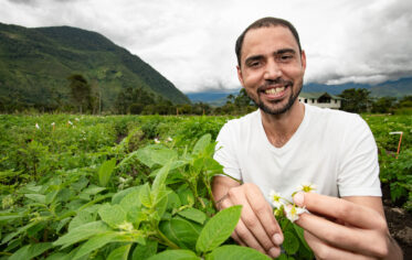 Trials of CWR-derived potatoes for late blight resistance at Oxapampa, Peru. Thiago Mendes and Mariela Aponte International Potato Center. Photo: Michael Major for Crop Trust