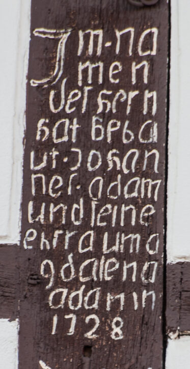Im Na
men des Hern
hat Geba
ut Johan
nes adam und seine ehfrau ma
Gdalena adam in
1728
In the name of the Lord has built Johannes Adam and his wife Magdalena Adam in 1728